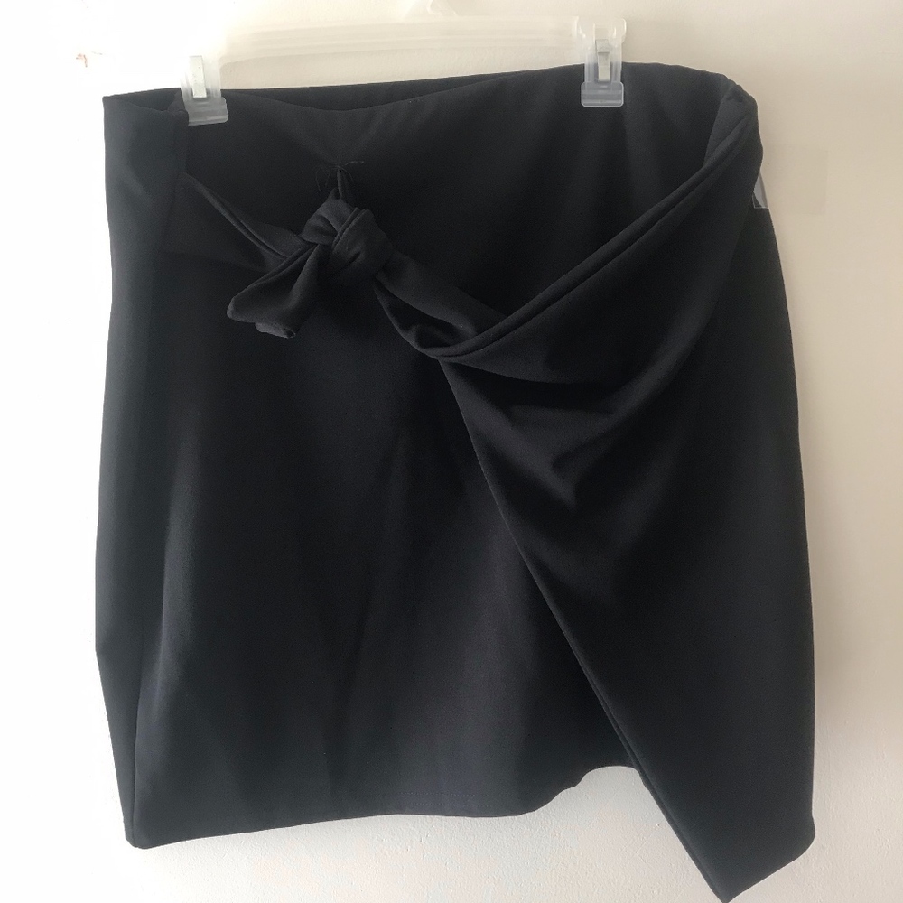 Black w/ tie skirt - Boohoo - US 20